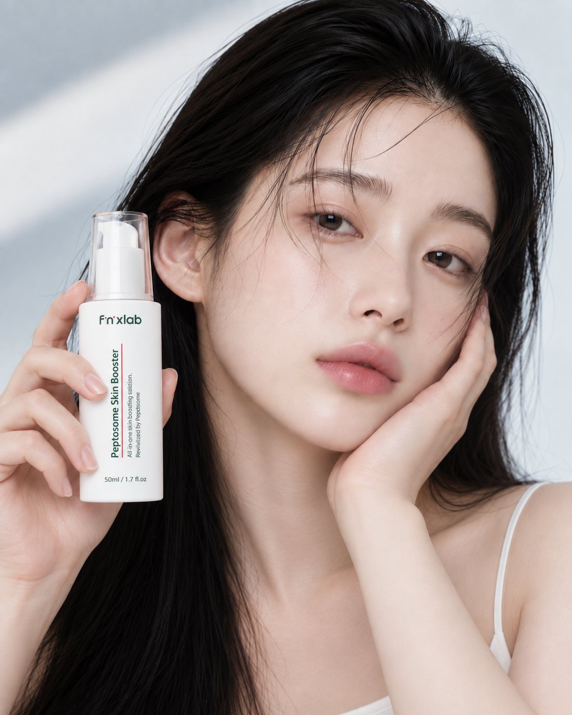Peptosome Skin Booster를 들고 턱을 괸 모델