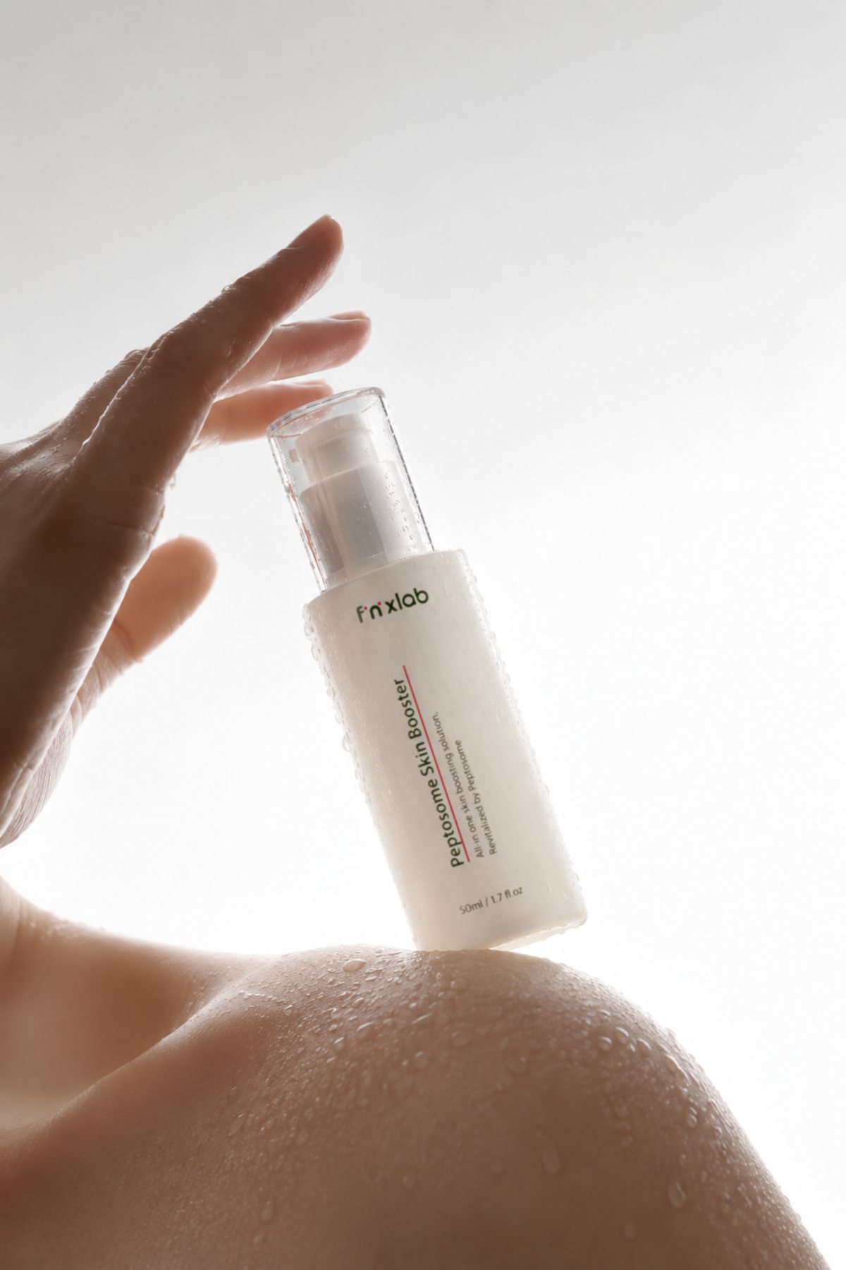 물방울 맺힌 어깨 위에 세운 Peptosome Skin Booster